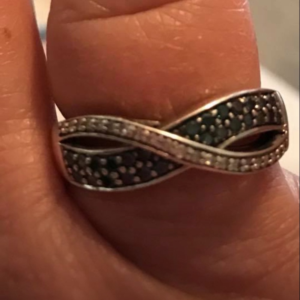 Diamond crossover ring